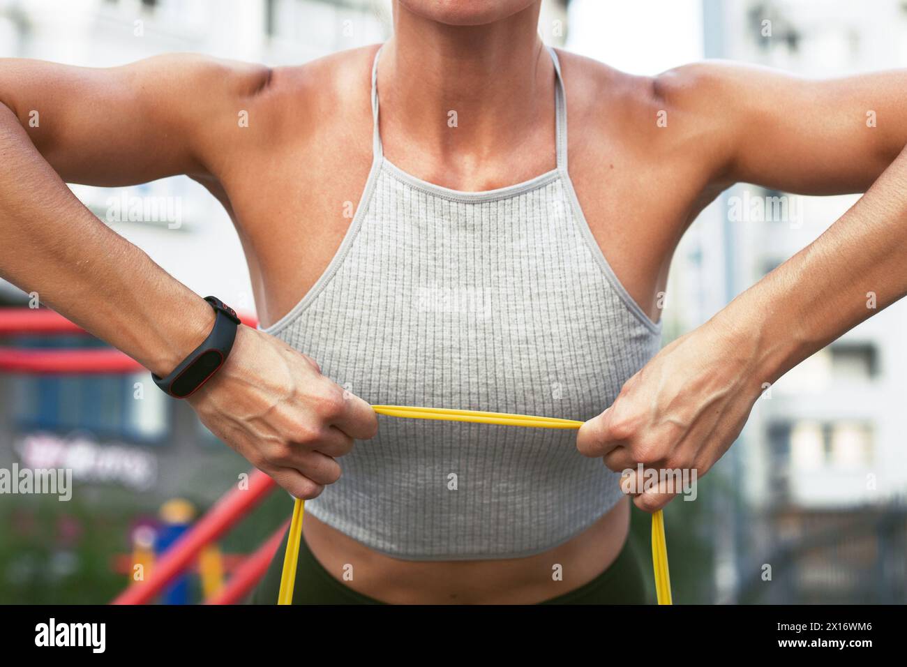 Donna atletica che fa sport nel cortile Foto Stock