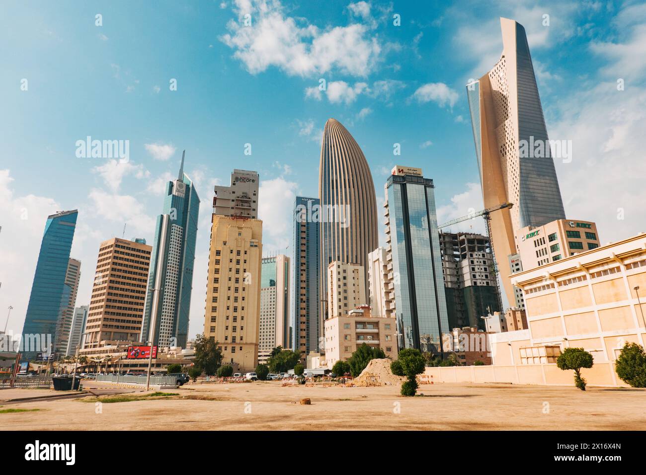Grattacieli nel quartiere finanziario di Kuwait City, in particolare la Torre al Hamra (la più alta) e la Torre NBK (a forma ovale) Foto Stock