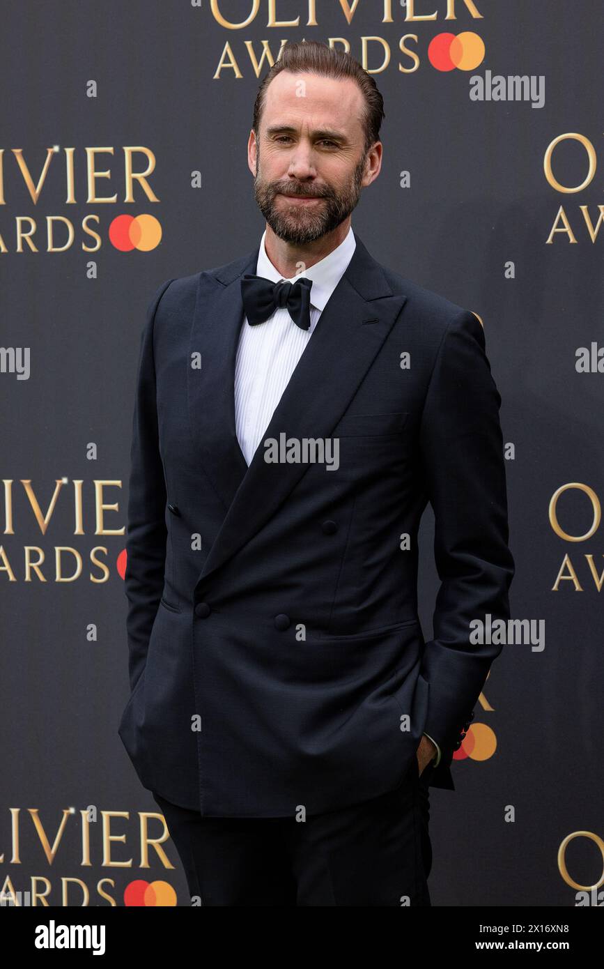 Londra, Regno Unito. 14 aprile 2024. Joseph Finnes posa per i fotografi sul tappeto verde agli Olivier Awards 2024 alla Royal Albert Hall Credit: David Betteridge/Alamy Live News Foto Stock