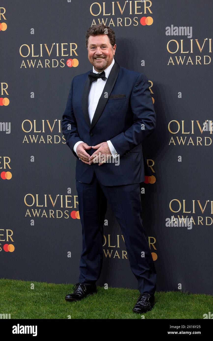 Londra, Regno Unito. 14 aprile 2024. Michael Ball posa per i fotografi sul Green Carpet agli Olivier Awards 2024 alla Royal Albert Hall Credit: David Betteridge/Alamy Live News Foto Stock