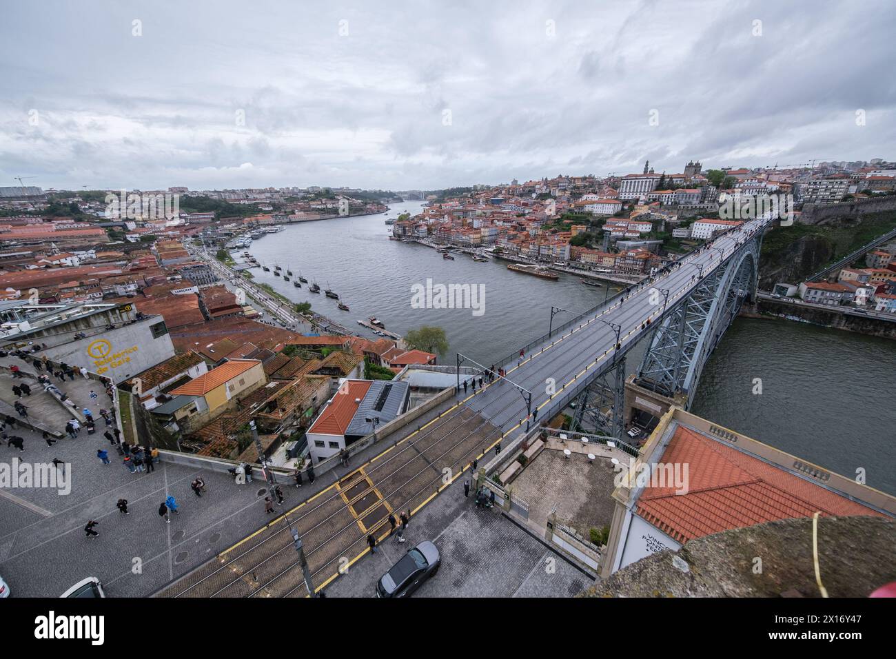 Vista del Ponte Luis i, un ponte ad arco metallico a due piani che attraversa il fiume Douro tra le città di Porto e Vila Nova de Gaia, 15 aprile 202 Foto Stock