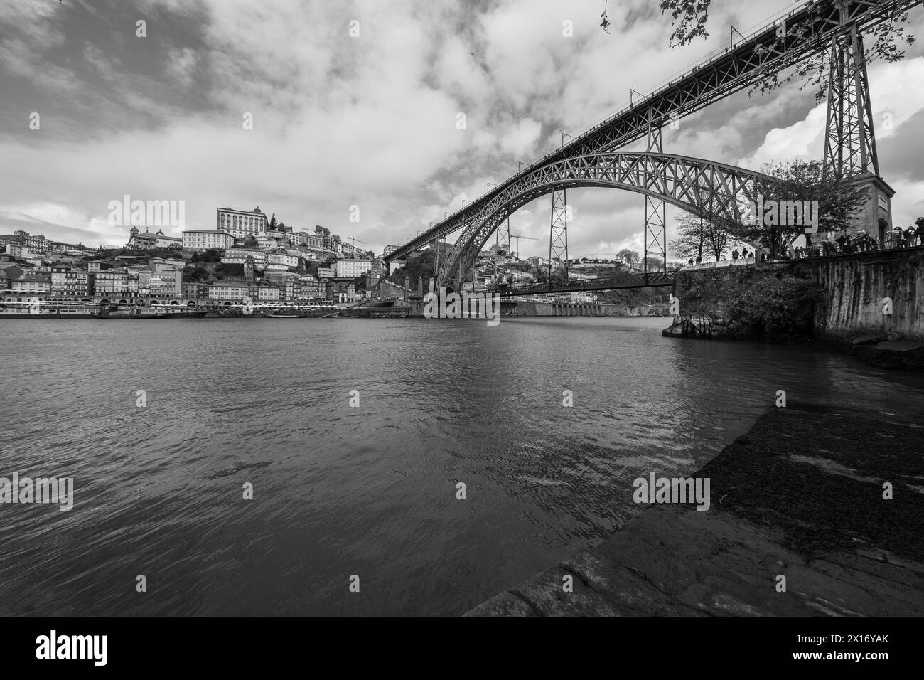 Vista del Ponte Luis i, un ponte ad arco metallico a due piani che attraversa il fiume Douro tra le città di Porto e Vila Nova de Gaia, 15 aprile 202 Foto Stock