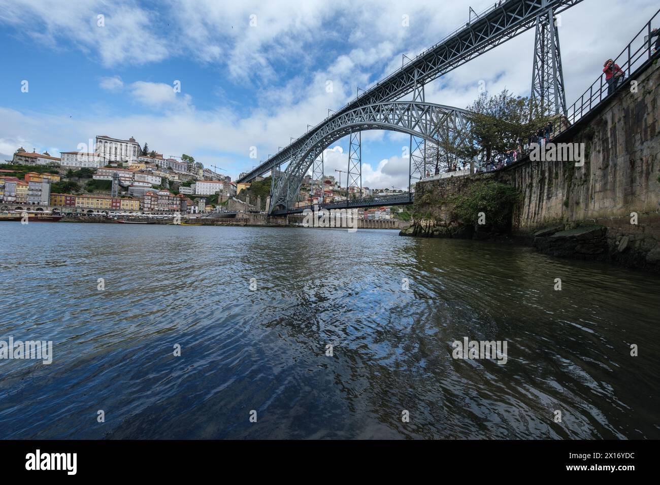 Vista del Ponte Luis i, un ponte ad arco metallico a due piani che attraversa il fiume Douro tra le città di Porto e Vila Nova de Gaia, 15 aprile 202 Foto Stock