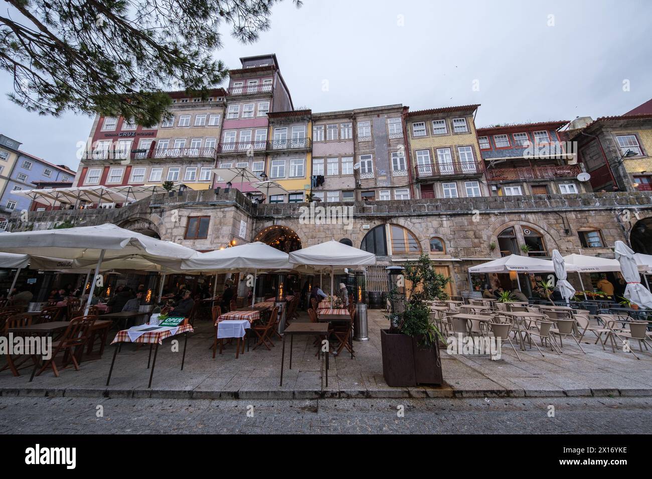 Vista della Riviera di Porto, che si estende lungo il fiume Douro tra le città di Porto e Vila Nova de Gaia, 15 aprile 2024 in Portogallo. Foto Stock