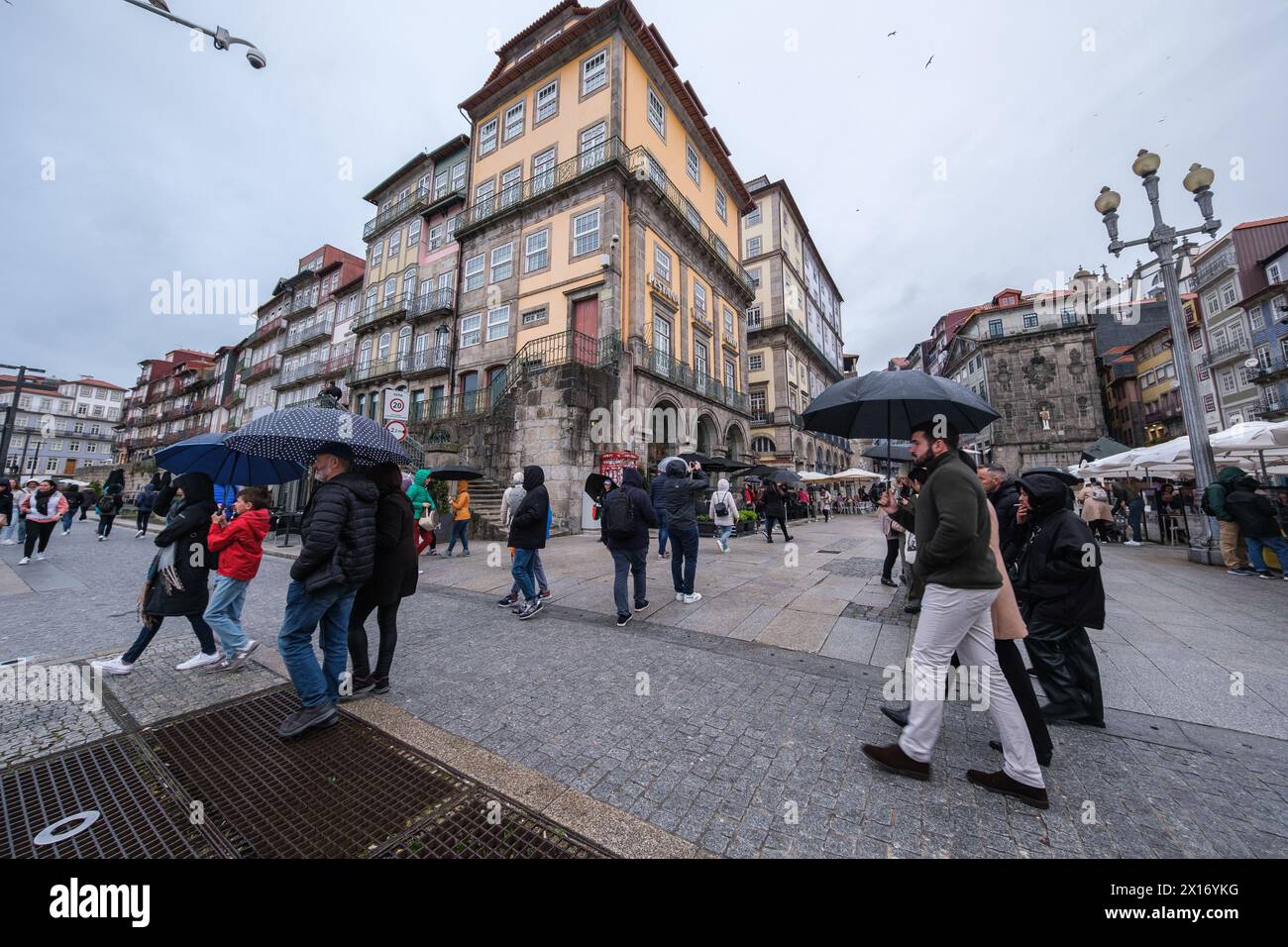 Vista della Riviera di Porto, che si estende lungo il fiume Douro tra le città di Porto e Vila Nova de Gaia, 15 aprile 2024 in Portogallo. Foto Stock