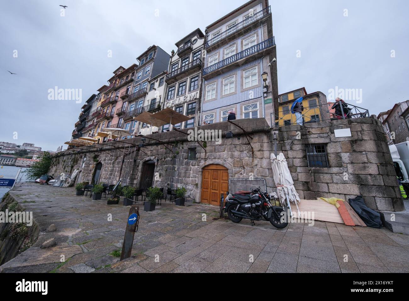 Vista della Riviera di Porto, che si estende lungo il fiume Douro tra le città di Porto e Vila Nova de Gaia, 15 aprile 2024 in Portogallo. Foto Stock