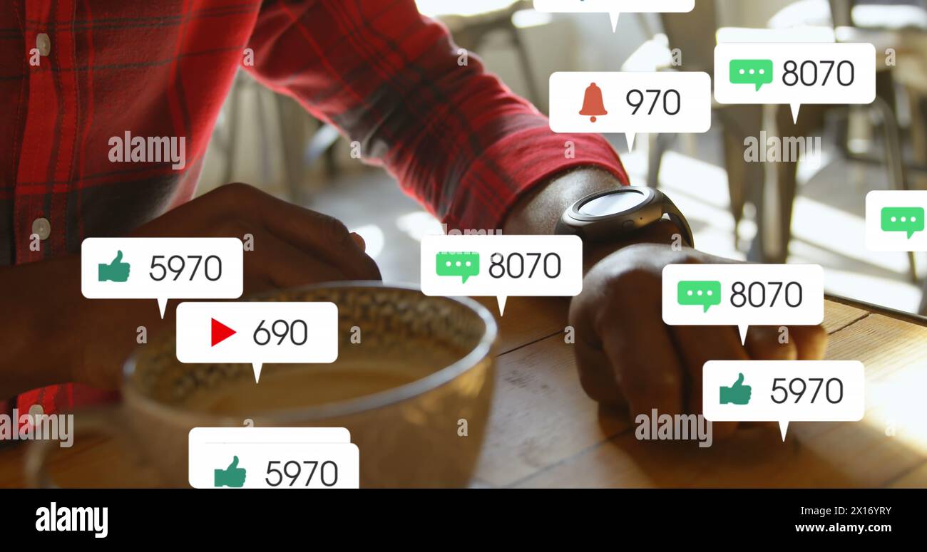 Immagine di barre di notifica a metà sezione di un uomo afroamericano che usa lo smartwatch nei bar Foto Stock