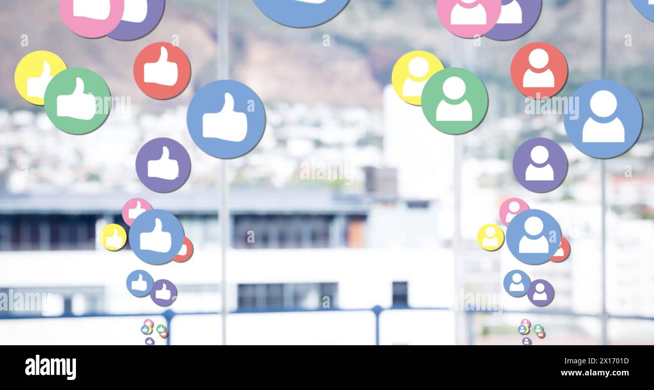 Immagine di più icone colorate dei social media digitali che volano sopra il paesaggio urbano Foto Stock