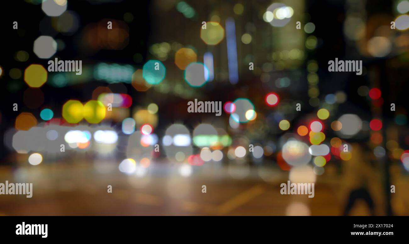 Immagine del traffico stradale in città di notte con luci sfocate e macchie di luce colorate Foto Stock