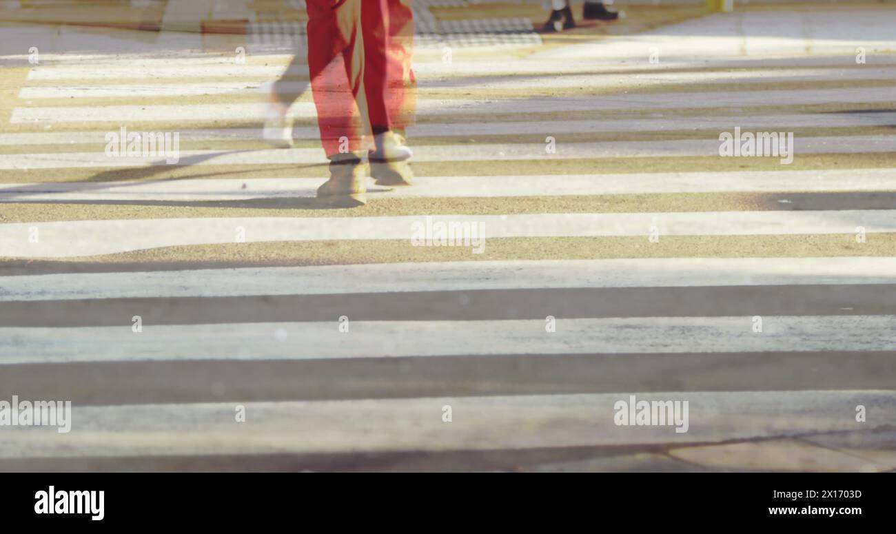 Immagine di pendolari che camminano sulla zebra attraversando la trafficata strada della città in rapido movimento con il traffico cittadino Foto Stock