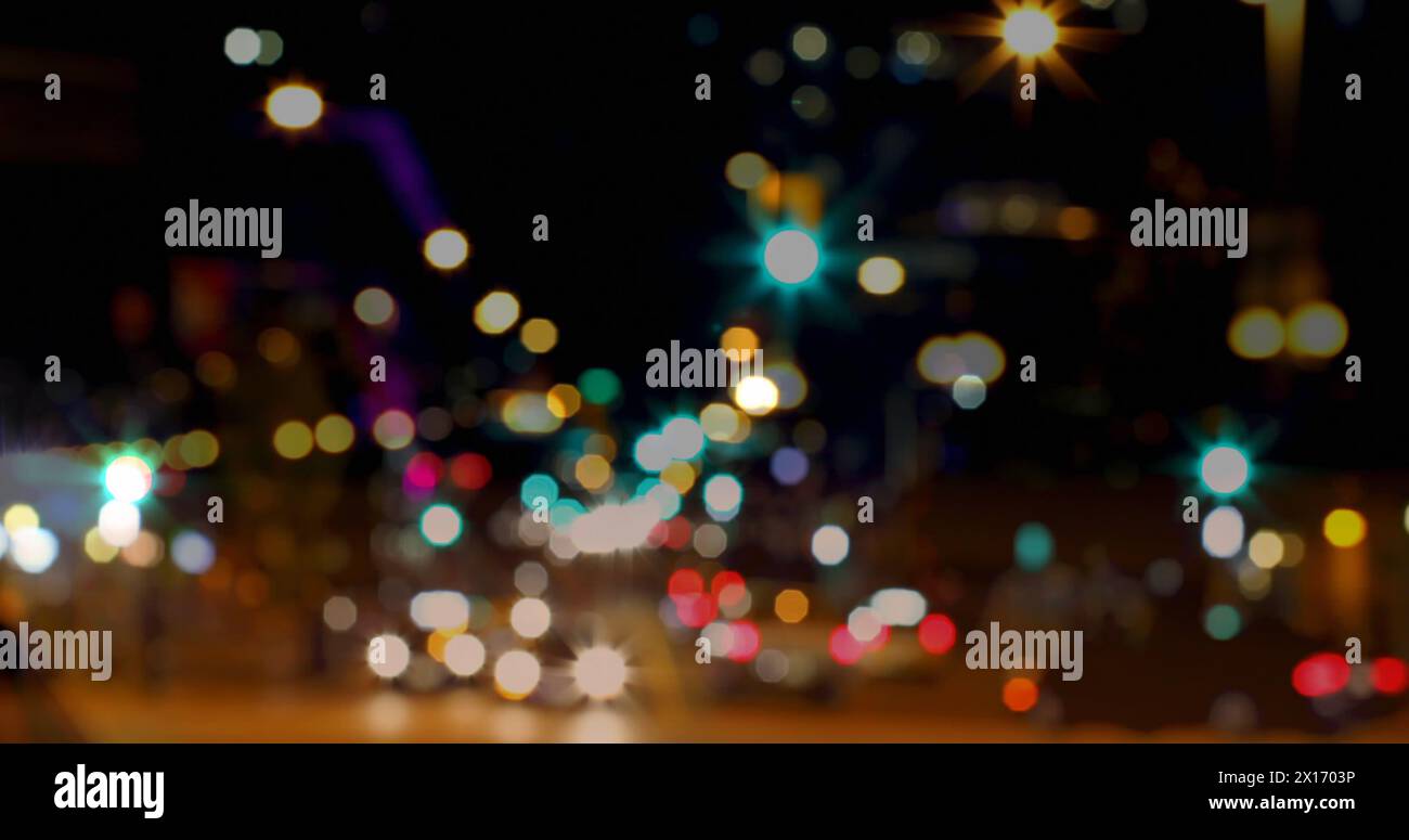 Immagine del traffico stradale in città di notte con luci sfocate e macchie di luce colorate Foto Stock