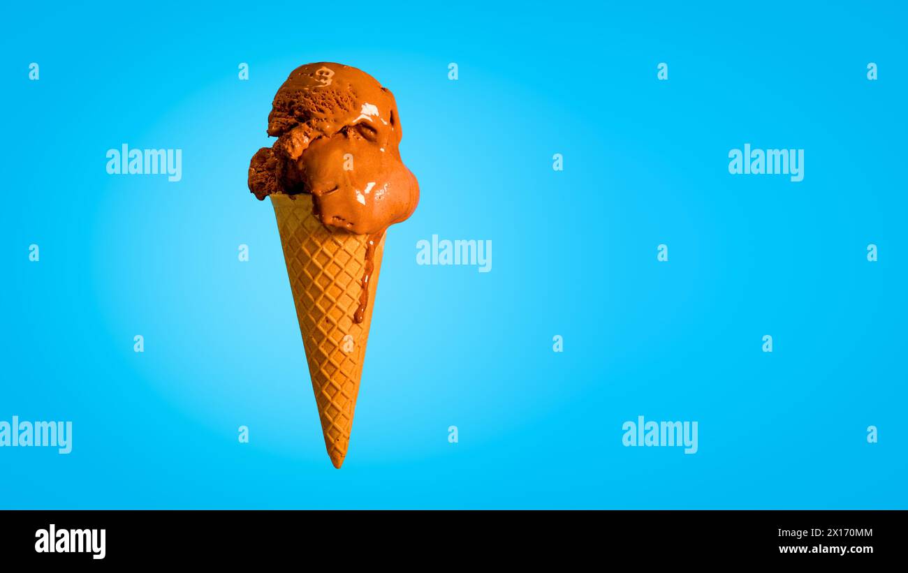 Gelato al cioccolato in un cono waffle isolato su sfondo blu Foto Stock