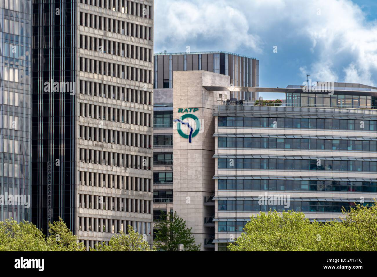 Vista a distanza della sede centrale della RATP (Régie Autonome des Transports Parisiens), società pubblica che gestisce la maggior parte delle linee di trasporto a Parigi, Francia Foto Stock