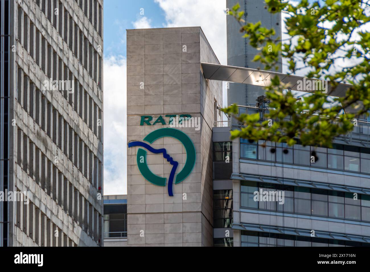 Firma e logo sulla sede della RATP (Régie Autonome des Transports Parisiens), società pubblica che gestisce la maggior parte delle linee di trasporto a Parigi, Francia Foto Stock