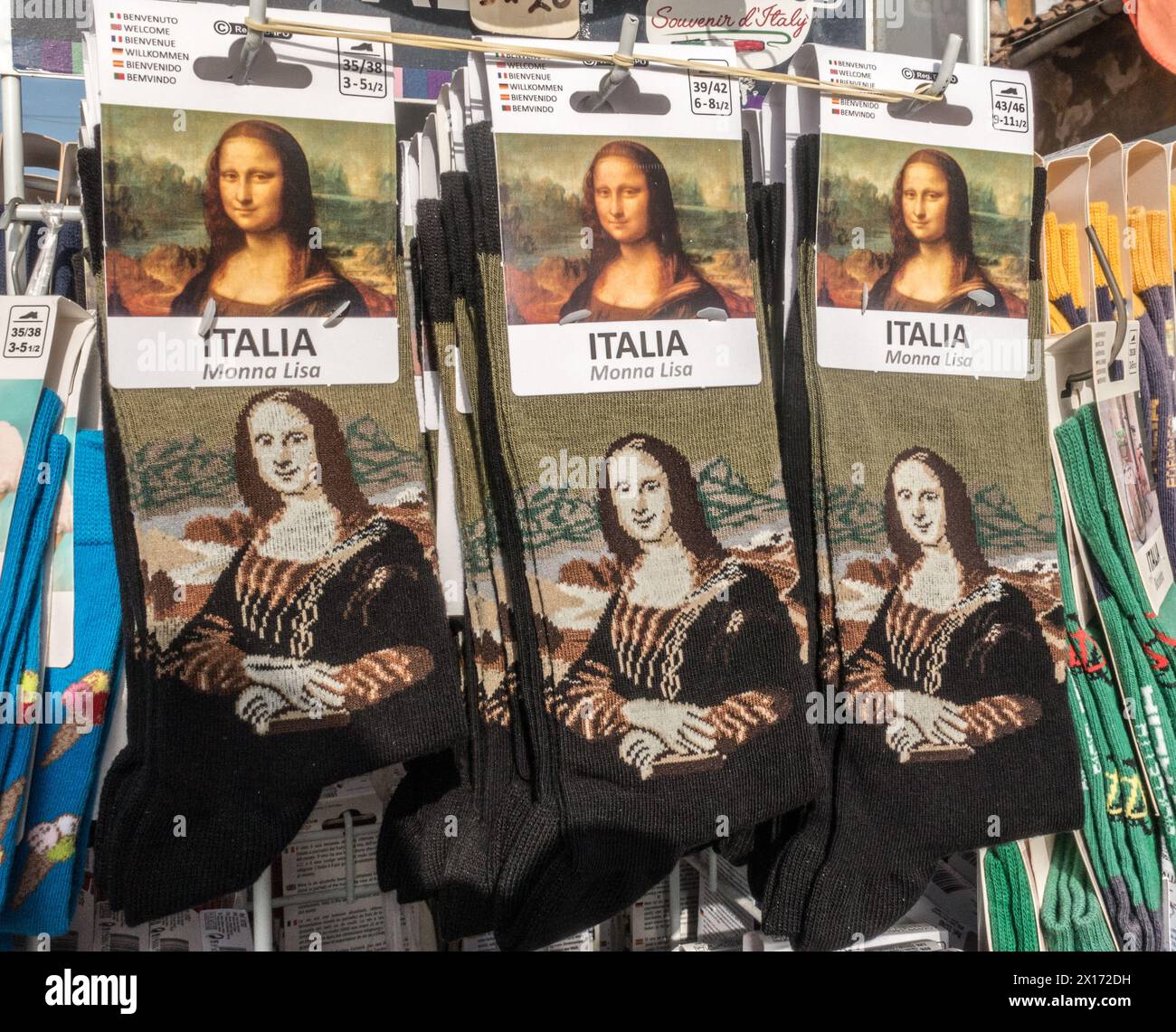 Le calze Monna Lisa sono esposte nel negozio turistico Foto Stock