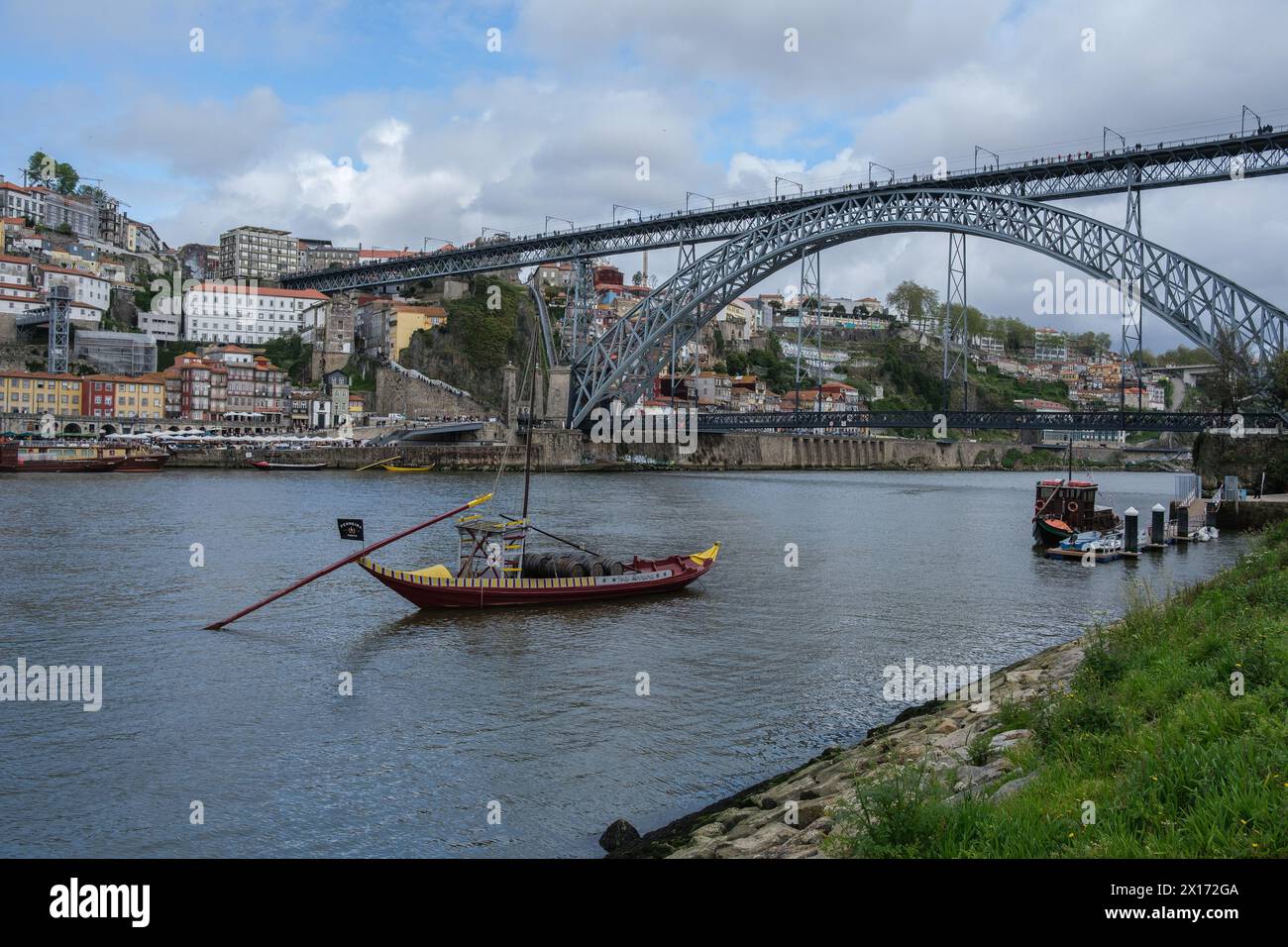 Madrid, Spagna. 15 aprile 2024. Vista del Ponte Luis i, un ponte ad arco metallico a due piani che attraversa il fiume Douro tra le città di Porto e Vila Nova de Gaia, 15 aprile 2024 in Portogallo. (Foto di Oscar Gonzalez/Sipa USA) credito: SIPA USA/Alamy Live News Foto Stock