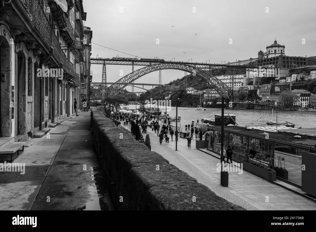 Madrid, Spagna. 15 aprile 2024. Vista del Ponte Luis i, un ponte ad arco metallico a due piani che attraversa il fiume Douro tra le città di Porto e Vila Nova de Gaia, 15 aprile 2024 in Portogallo. (Foto di Oscar Gonzalez/Sipa USA) credito: SIPA USA/Alamy Live News Foto Stock