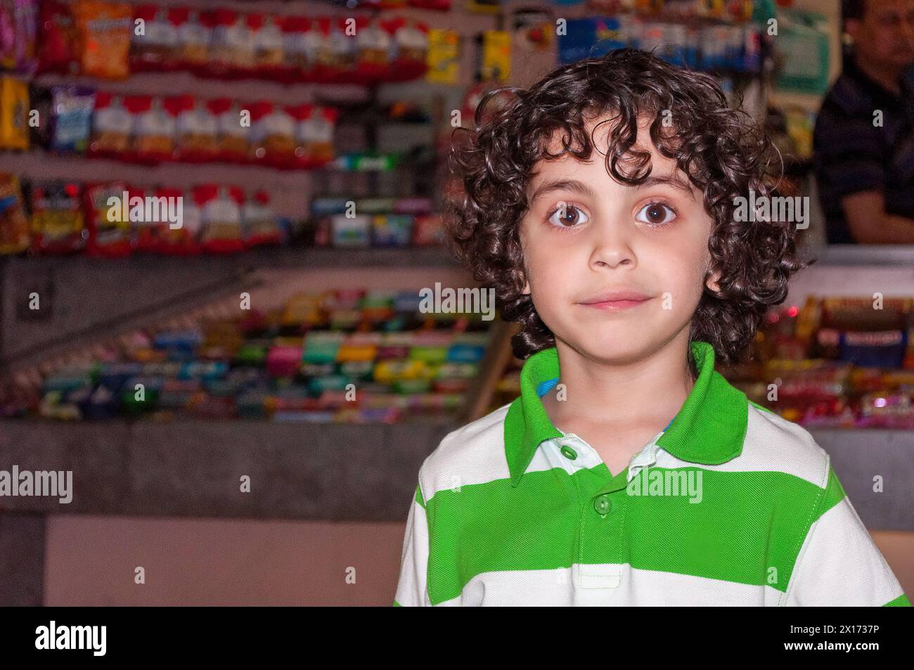 Ritratto bambino nel chiosco. Ritratto del vero popolo cubano Foto Stock