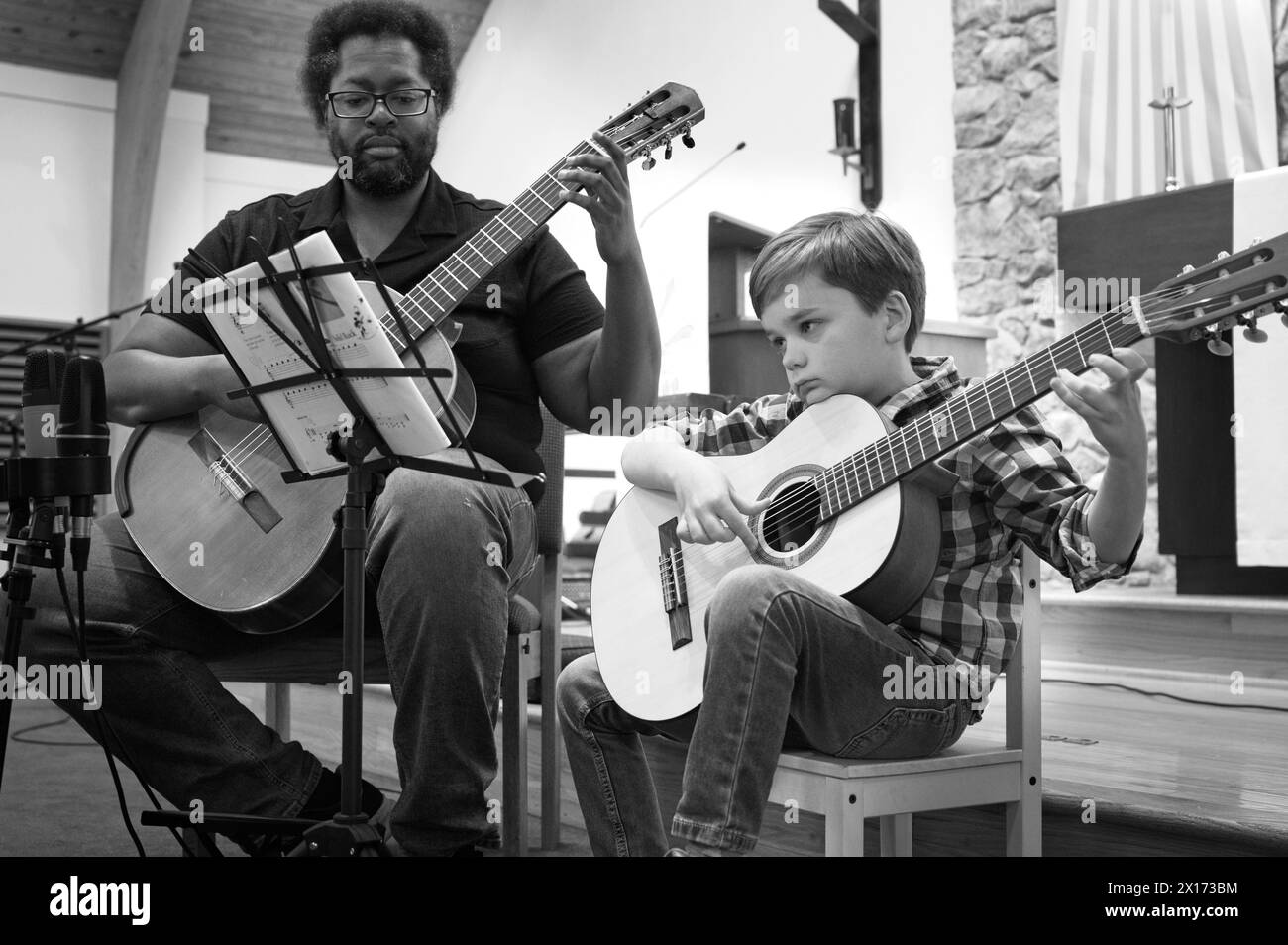 USA; 13/04/2024: The McCullough School of Guitar e Guitar Studio di Aaron Funk durante un recital primaverile alla St Andrews Lutheran Church in Center Foto Stock
