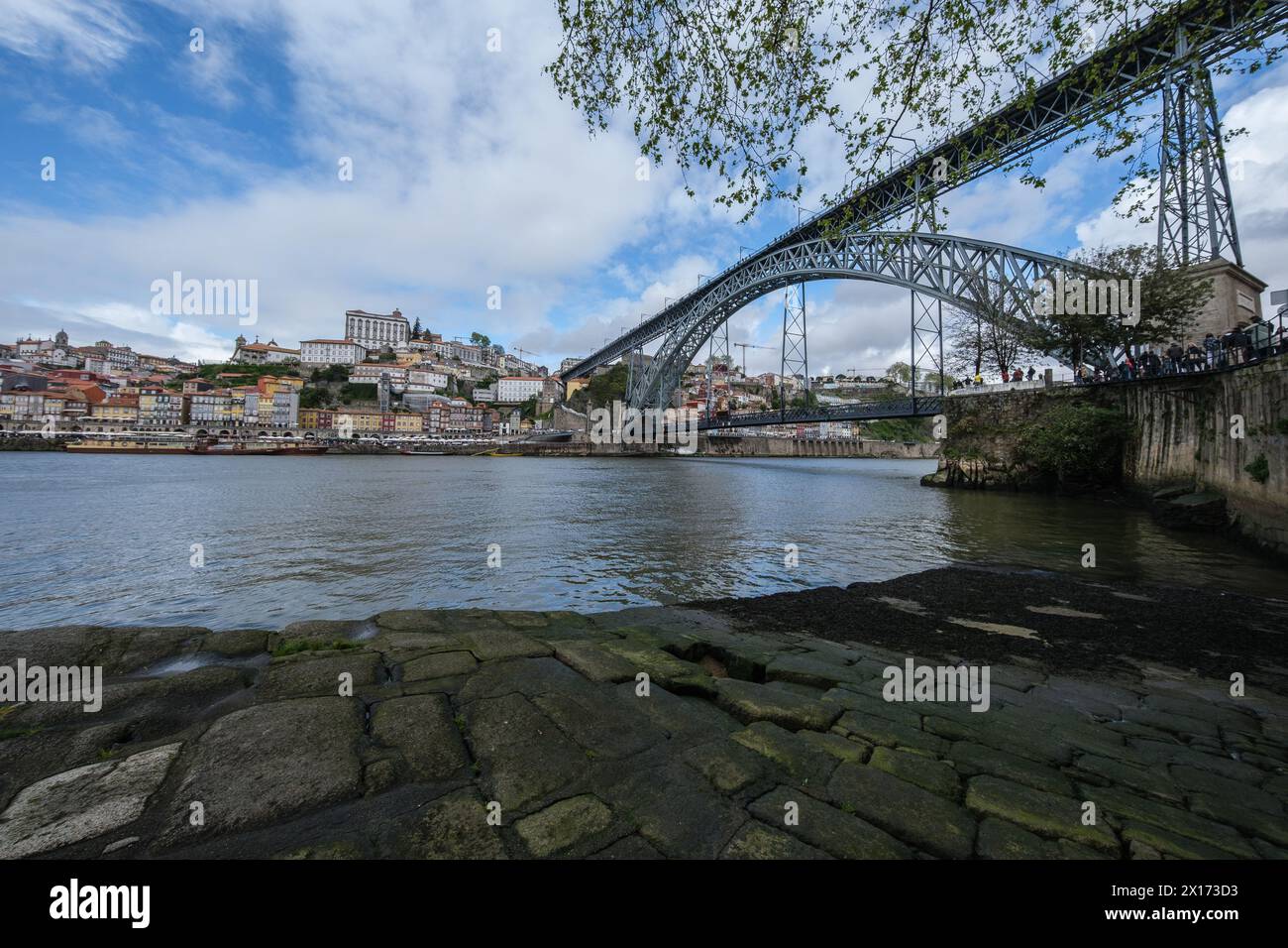 Madrid, Spagna. 15 aprile 2024. Vista del Ponte Luis i, un ponte ad arco metallico a due piani che attraversa il fiume Douro tra le città di Porto e Vila Nova de Gaia, 15 aprile 2024 in Portogallo. (Foto di Oscar Gonzalez/Sipa USA) credito: SIPA USA/Alamy Live News Foto Stock