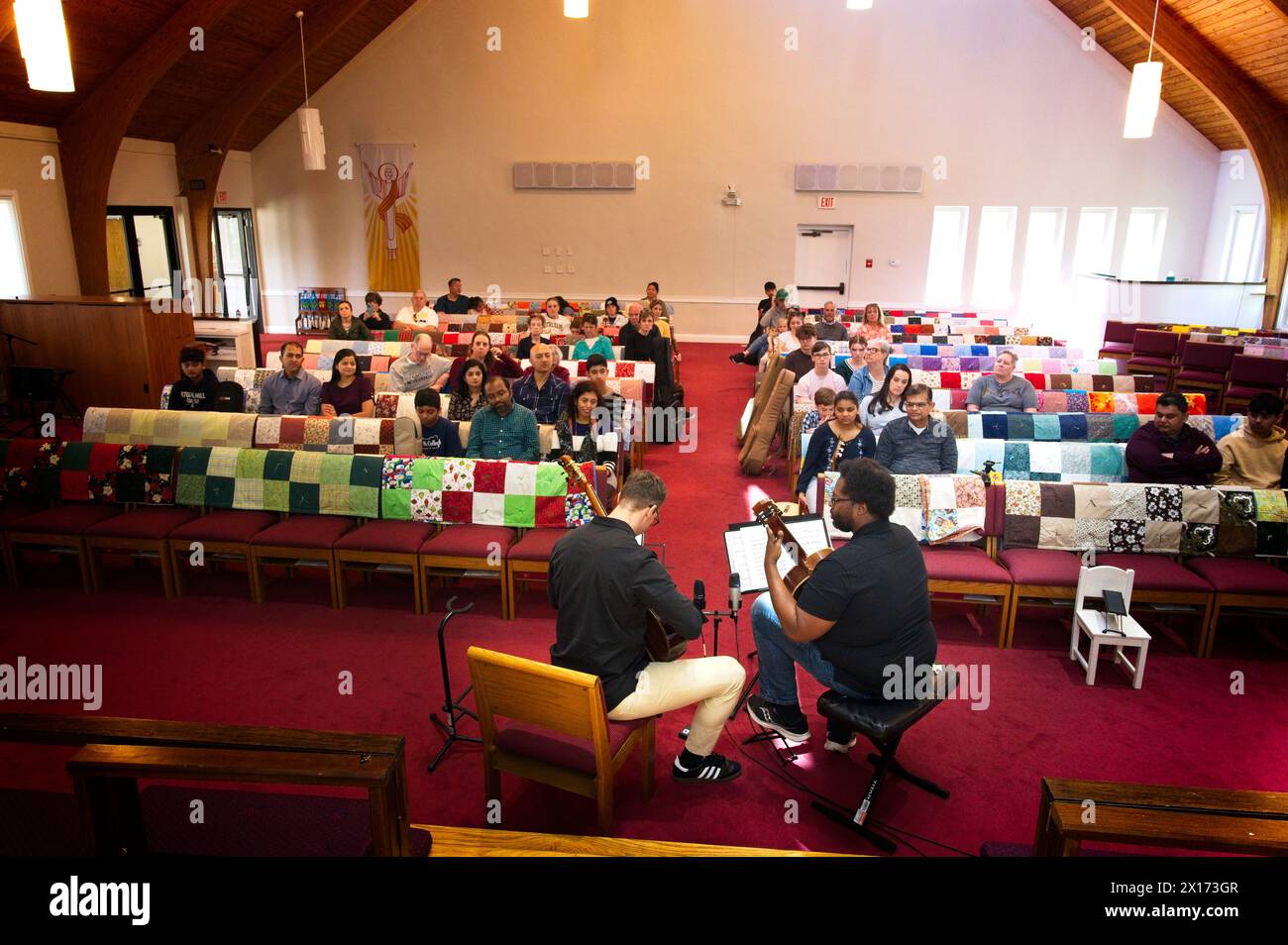 USA; 13/04/2024: The McCullough School of Guitar e Guitar Studio di Aaron Funk durante un recital primaverile alla St Andrews Lutheran Church in Center Foto Stock