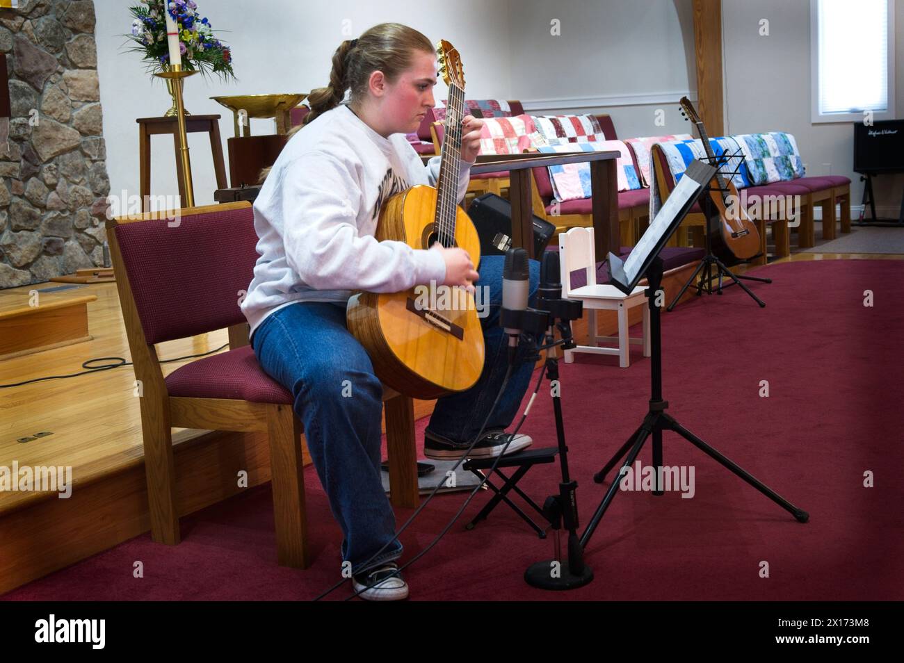 USA; 13/04/2024: The McCullough School of Guitar e Guitar Studio di Aaron Funk durante un recital primaverile alla St Andrews Lutheran Church in Center Foto Stock