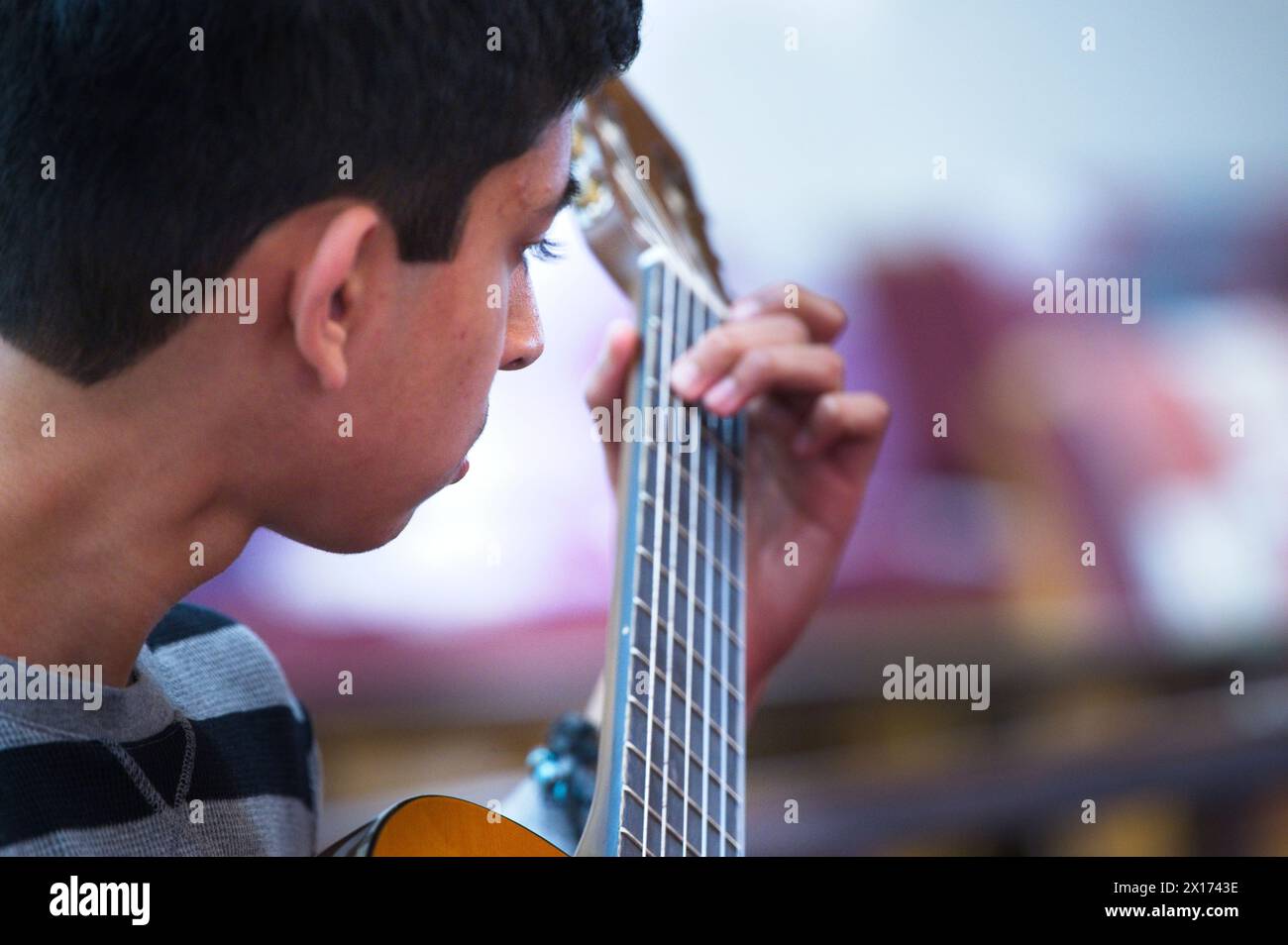 USA; 13/04/2024: The McCullough School of Guitar e Guitar Studio di Aaron Funk durante un recital primaverile alla St Andrews Lutheran Church in Center Foto Stock