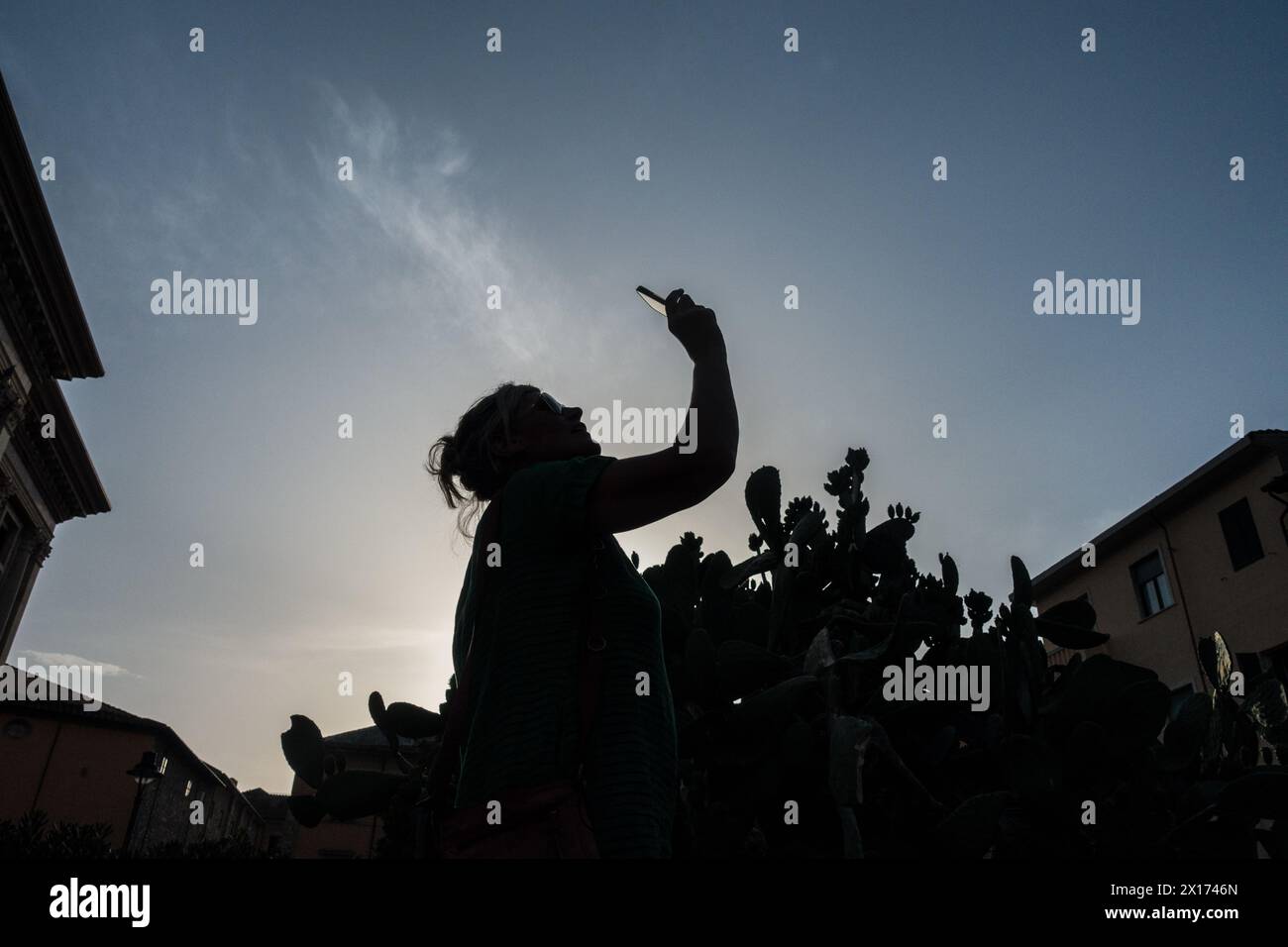 silhouette di donna che scatta fotografie al telefono Foto Stock