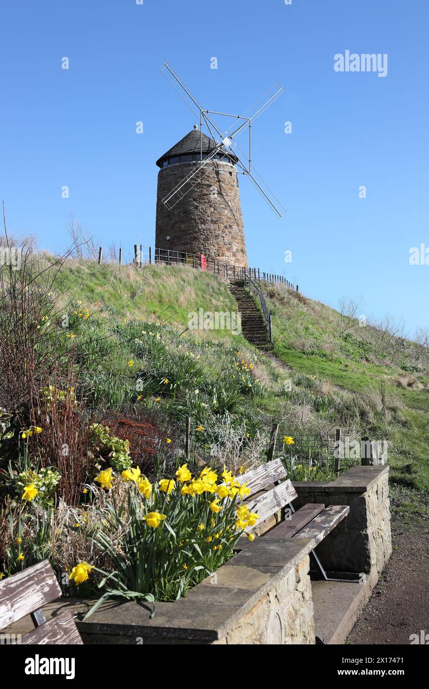 Mulino a vento di St Monans, utilizzato per raccogliere acqua di mare in pentole evaporanti per produrre sale nel XVIII secolo, St Monans, East Coast of Scotland, Regno Unito Foto Stock