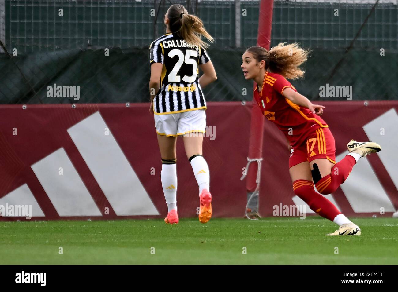 Roma, Italia. 15 aprile 2024. Alayah Spohia Pilgrim di AS Roma festeggia dopo aver segnato la rete del 1-0 durante la partita di calcio femminile di serie A 2023/2024 tra AS Roma e Juventus FC allo stadio tre Fontane di Roma, 15 aprile 2024. Crediti: Insidefoto di andrea staccioli/Alamy Live News Foto Stock