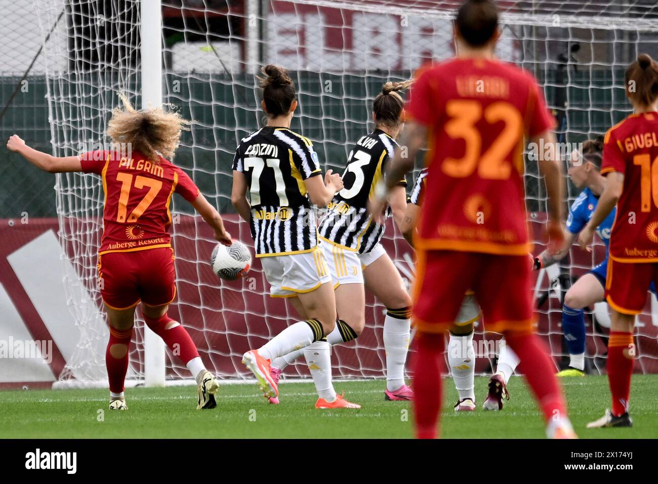 Roma, Italia. 15 aprile 2024. Alayah Spohia Pilgrim dell'AS Roma segna il gol del 1-0 durante la partita di calcio femminile di serie A 2023/2024 tra AS Roma e Juventus FC allo stadio tre Fontane di Roma, 15 aprile 2024. Crediti: Insidefoto di andrea staccioli/Alamy Live News Foto Stock