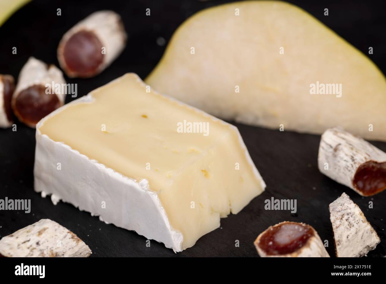 formaggio a fette con muffa bianca, delizioso formaggio a fette con muffa bianca commestibile Foto Stock