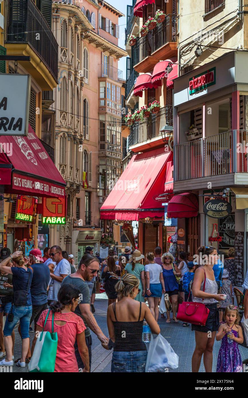 Strada stretta con molte persone nel centro di Palma di Maiorca in Spagna. Foto Stock