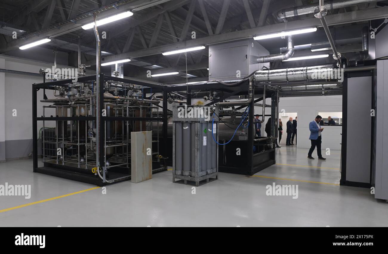 Vlkos, Repubblica Ceca. 15 aprile 2024. Presentazione della ricombinazione termica analiticamente controllata della materia organica ACTROM a Vlkos, Repubblica Ceca, 15 aprile 2024. La tecnologia di conversione dei rifiuti organici in gas industriali di qualità controllata. Sistema di separazione dei gas basato su gascromatografia preparativa. Idrogeno proveniente dalla tecnologia dei rifiuti. Crediti: Ludek Perina/CTK Photo/Alamy Live News Foto Stock