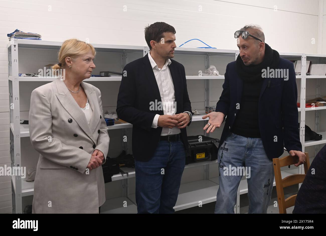 Vlkos, Repubblica Ceca. 15 aprile 2024. Presentazione della ricombinazione termica analiticamente controllata della materia organica ACTROM a Vlkos, Repubblica Ceca, 15 aprile 2024. La tecnologia di conversione dei rifiuti organici in gas industriali di qualità controllata. Sistema di separazione dei gas basato su gascromatografia preparativa. Idrogeno proveniente dalla tecnologia dei rifiuti. Da destra Denis Rustamov, ingegnere capo e autore della tecnologia, ministro ceco dell'ambiente Petr Hladik e Jitka Seitlova, senatore. Crediti: Ludek Perina/CTK Photo/Alamy Live News Foto Stock