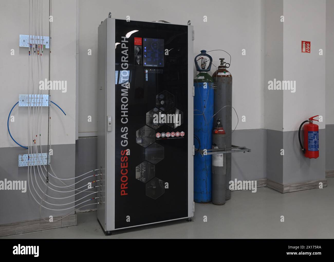 Vlkos, Repubblica Ceca. 15 aprile 2024. Presentazione della ricombinazione termica analiticamente controllata della materia organica ACTROM a Vlkos, Repubblica Ceca, 15 aprile 2024. La tecnologia di conversione dei rifiuti organici in gas industriali di qualità controllata. Sistema di separazione dei gas basato su gascromatografia preparativa. Idrogeno proveniente dalla tecnologia dei rifiuti. Gascromatografo di processo illustrato. Crediti: Ludek Perina/CTK Photo/Alamy Live News Foto Stock