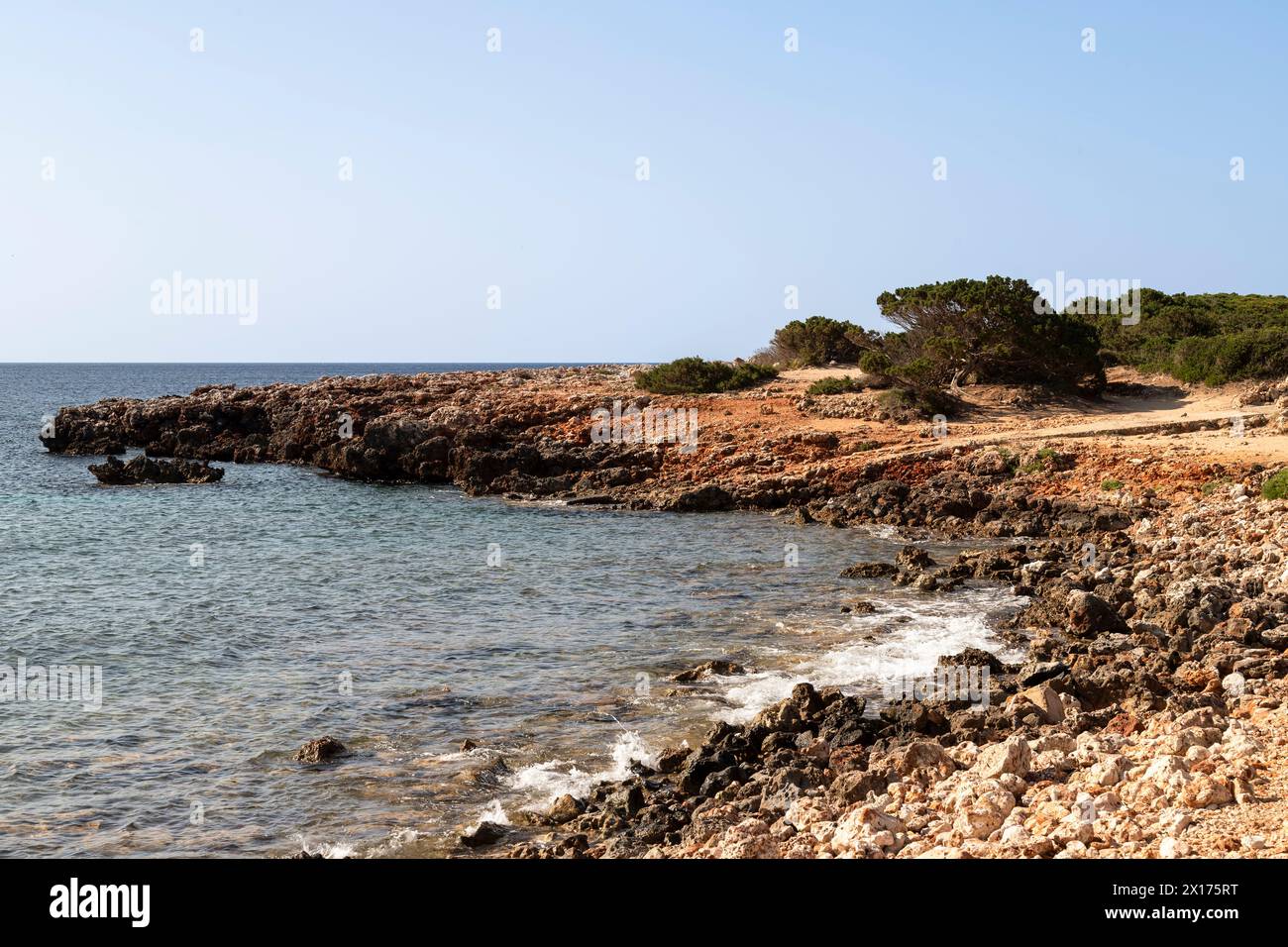 Costa frastagliata a Son Xoriguer, nel sud-ovest dell'isola spagnola di Minorca. Foto Stock