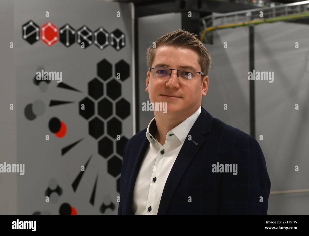 Vlkos, Repubblica Ceca. 15 aprile 2024. Presentazione della ricombinazione termica analiticamente controllata della materia organica ACTROM a Vlkos, Repubblica Ceca, 15 aprile 2024. La tecnologia di conversione dei rifiuti organici in gas industriali di qualità controllata. Sistema di separazione dei gas basato su gascromatografia preparativa. Idrogeno proveniente dalla tecnologia dei rifiuti. Nella foto Jakub Stefanec, Business Manager. Crediti: Ludek Perina/CTK Photo/Alamy Live News Foto Stock