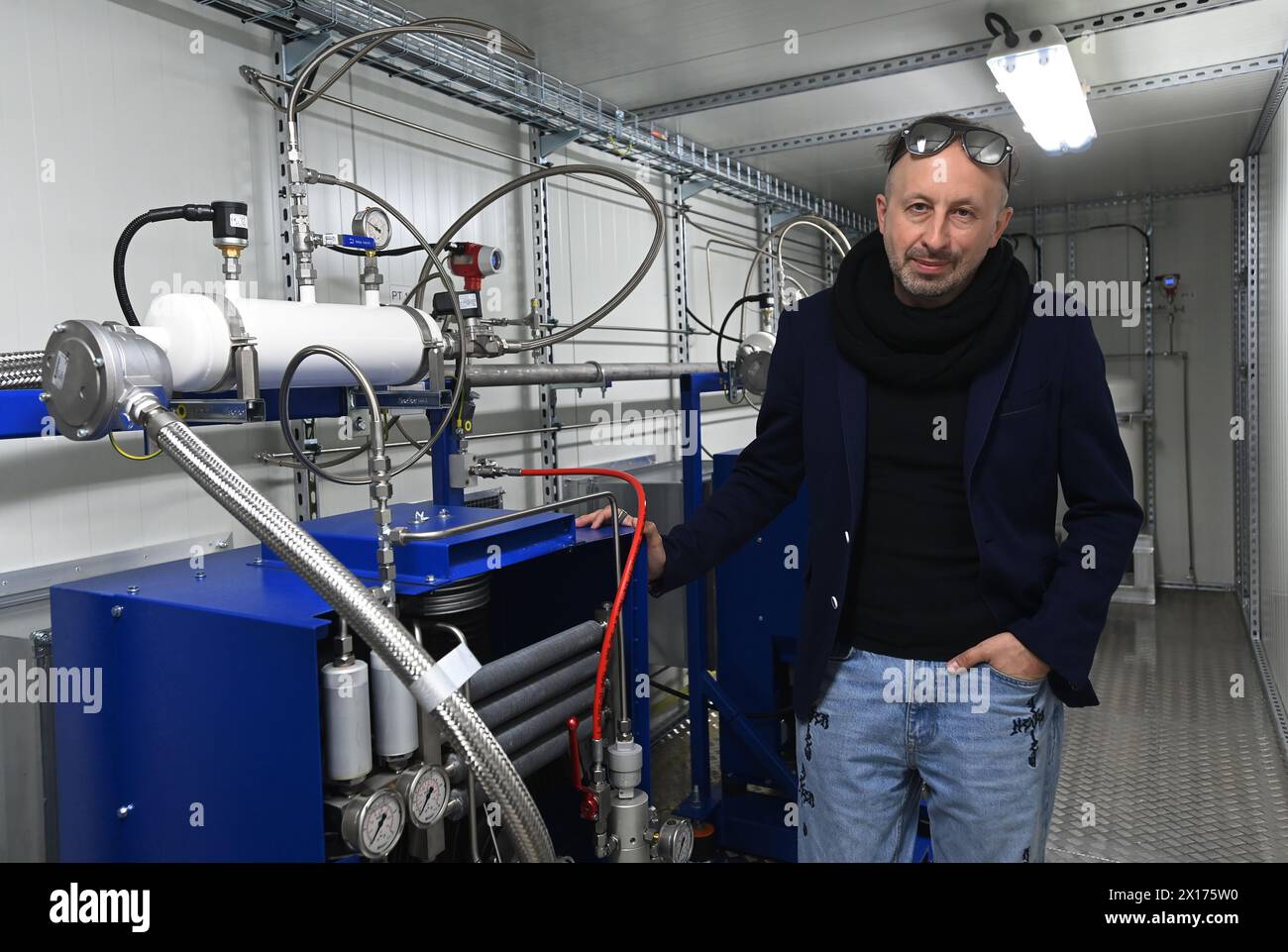 Vlkos, Repubblica Ceca. 15 aprile 2024. Presentazione della ricombinazione termica analiticamente controllata della materia organica ACTROM a Vlkos, Repubblica Ceca, 15 aprile 2024. La tecnologia di conversione dei rifiuti organici in gas industriali di qualità controllata. Sistema di separazione dei gas basato su gascromatografia preparativa. Idrogeno proveniente dalla tecnologia dei rifiuti. Nella foto Denis Rustamov, ingegnere capo e autore della tecnologia. Crediti: Ludek Perina/CTK Photo/Alamy Live News Foto Stock