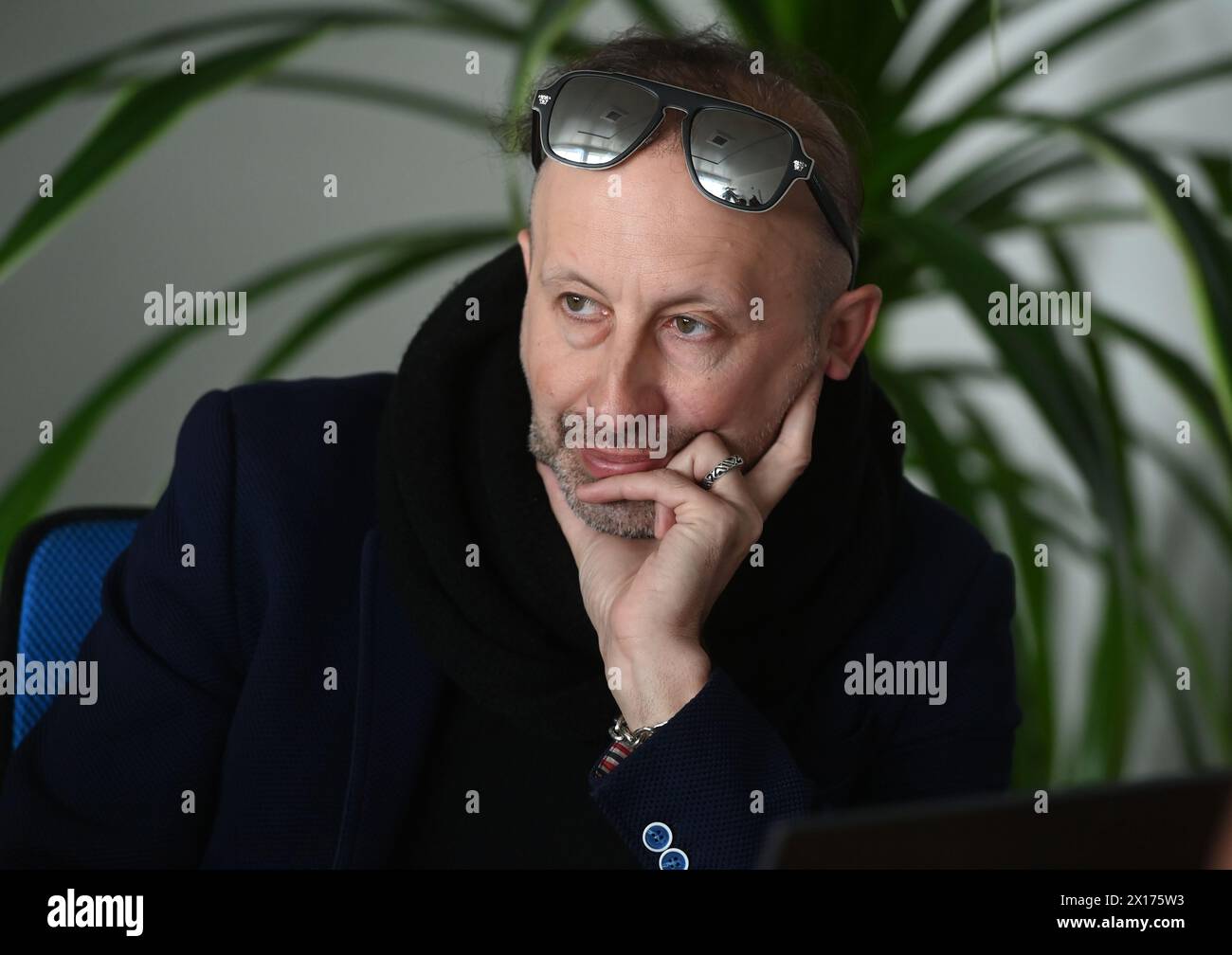 Vlkos, Repubblica Ceca. 15 aprile 2024. Presentazione della ricombinazione termica analiticamente controllata della materia organica ACTROM a Vlkos, Repubblica Ceca, 15 aprile 2024. La tecnologia di conversione dei rifiuti organici in gas industriali di qualità controllata. Sistema di separazione dei gas basato su gascromatografia preparativa. Idrogeno proveniente dalla tecnologia dei rifiuti. Nella foto Denis Rustamov, ingegnere capo e autore della tecnologia. Crediti: Ludek Perina/CTK Photo/Alamy Live News Foto Stock