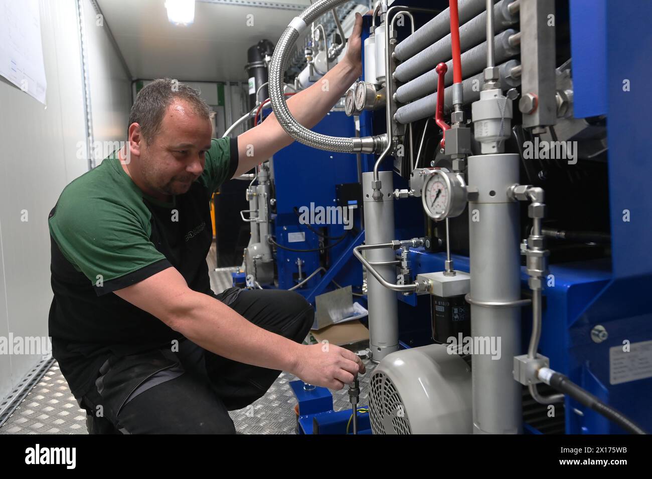 Vlkos, Repubblica Ceca. 15 aprile 2024. Presentazione della ricombinazione termica analiticamente controllata della materia organica ACTROM a Vlkos, Repubblica Ceca, 15 aprile 2024. La tecnologia di conversione dei rifiuti organici in gas industriali di qualità controllata. Sistema di separazione dei gas basato su gascromatografia preparativa. Idrogeno proveniente dalla tecnologia dei rifiuti. Crediti: Ludek Perina/CTK Photo/Alamy Live News Foto Stock