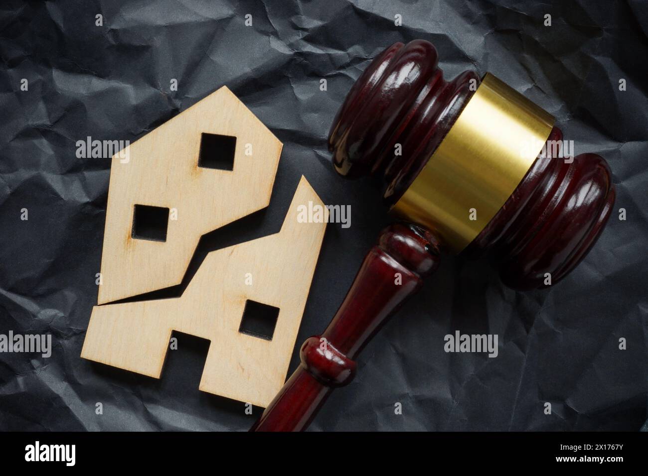 Casa divisa e martelletto. Divisione di beni immobili in caso di divorzio o eredità. Foto Stock