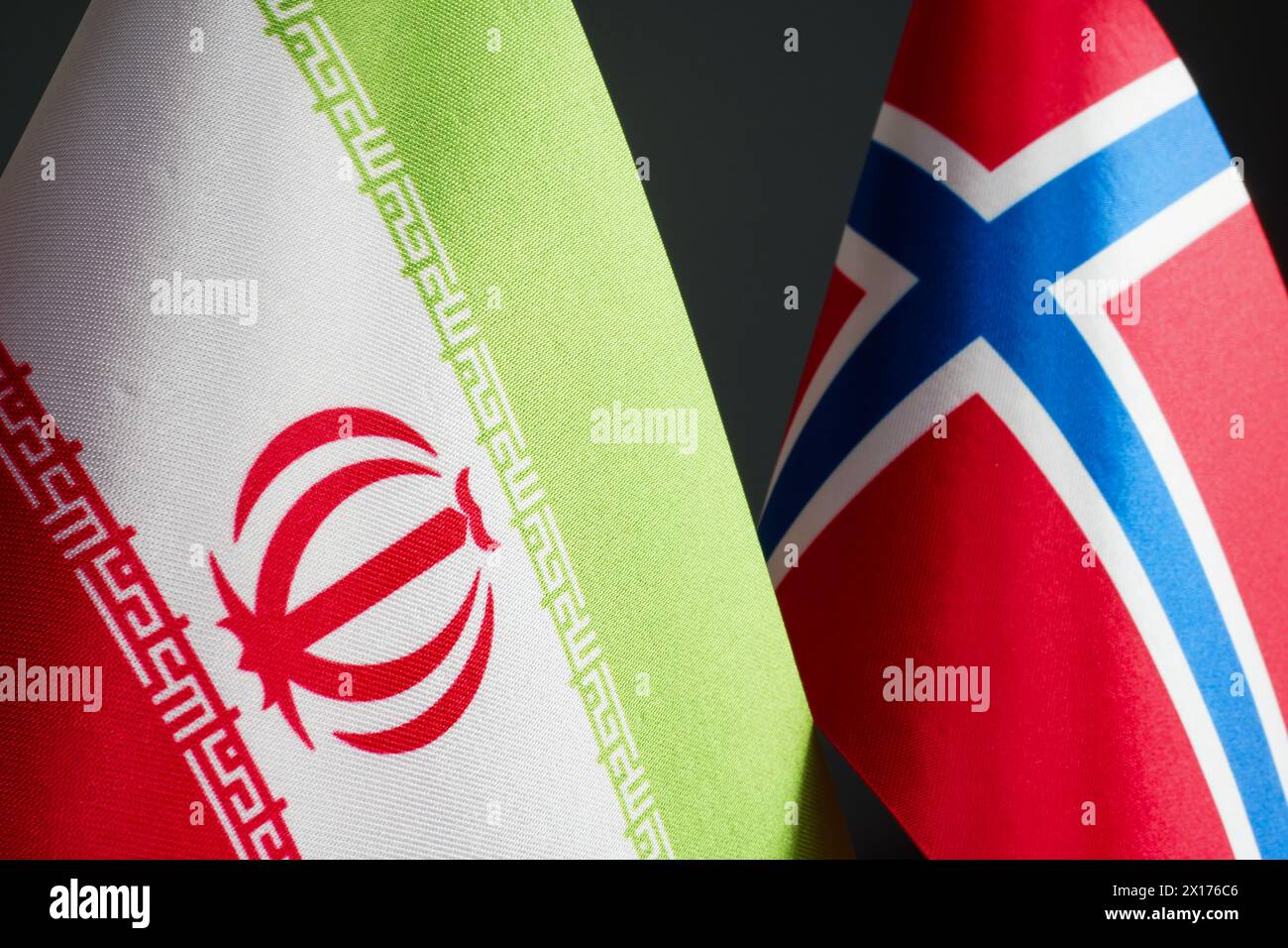 Bandiere dell'Iran e della Norvegia una accanto all'altra. Foto Stock