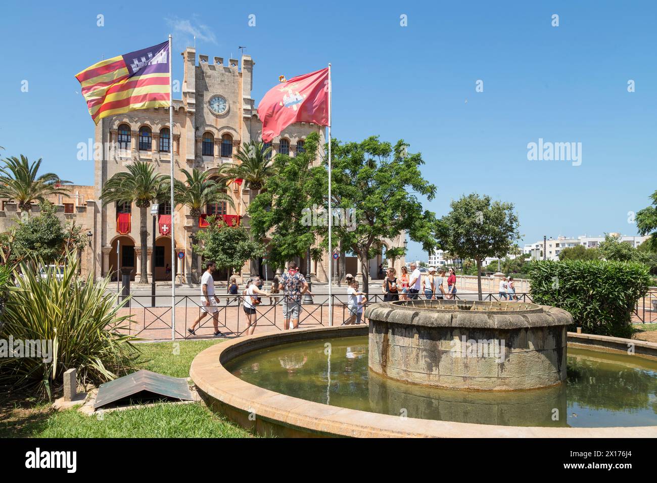 Fontana e municipio di Ciutadella de Menorca nella storica città vecchia sull'isola spagnola di Minorca. Foto Stock