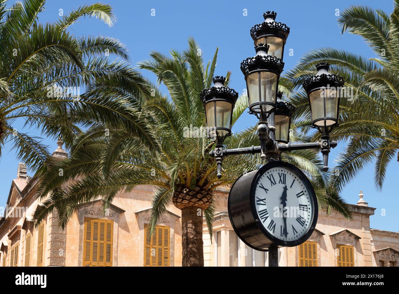 24 ore su 24 su un lampione in Plaza de Alfonso III o Plaza de las palmeras a Ciutadella de Menorca in Spagna. Foto Stock