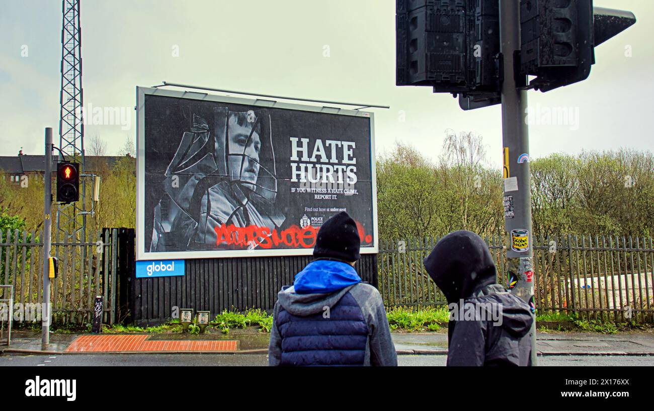 Glasgow, Scozia, Regno Unito. 15 aprile 2024: Cartellone per la legge sul crimine d'odio vandalizzato a glasgow spray verniciato in rosso. Credit Gerard Ferry/Alamy Live News Foto Stock