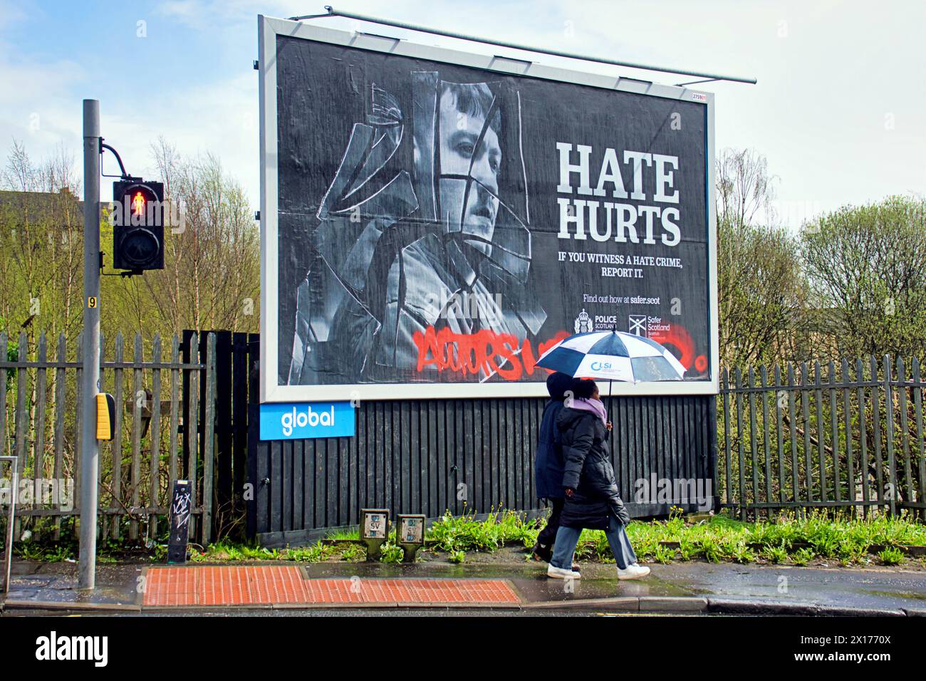 Glasgow, Scozia, Regno Unito. 15 aprile 2024: Cartellone per la legge sul crimine d'odio vandalizzato a glasgow spray verniciato in rosso. Credit Gerard Ferry/Alamy Live News Foto Stock