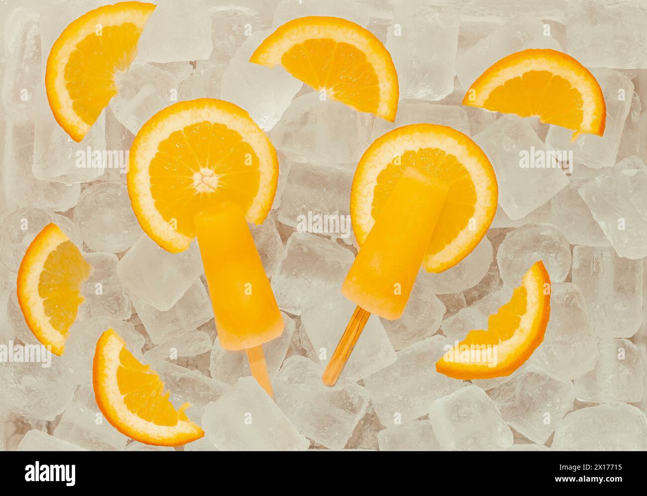 Orange Fruity Ice Lollies su sfondo ghiaccio Foto Stock