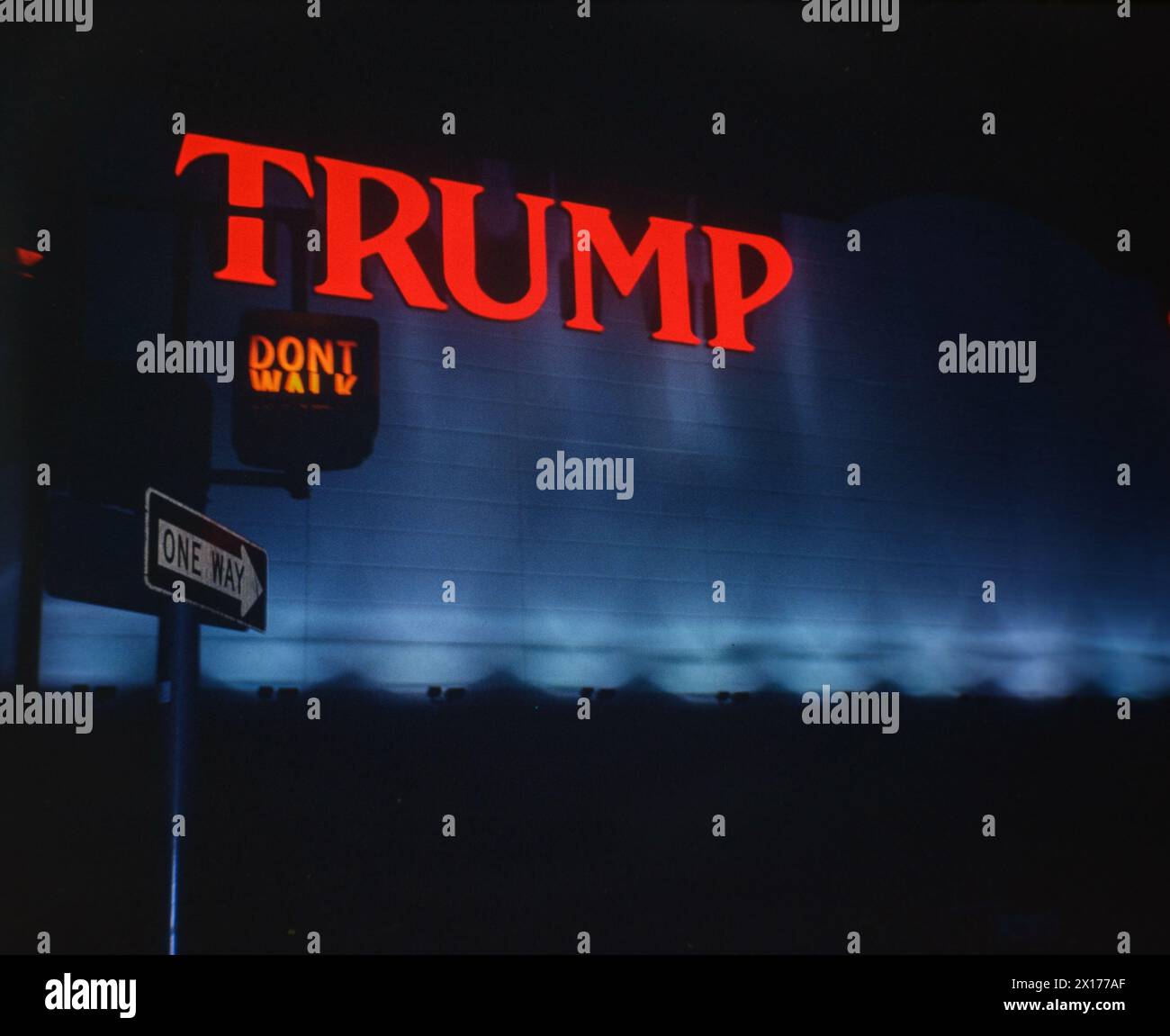 Cartello al neon Trump con cartelli stradali Foto Stock