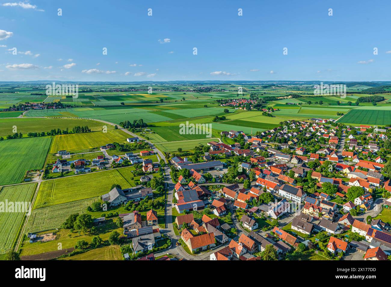 Die Gemeinde Mönchsdeggingen am Rieskrater von oben Ausblick auf das Nördlinger Ries rund um Mönchsdeggingen in No Mönchsdeggingen Bayern Deutschland Foto Stock